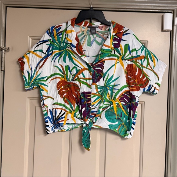 Chelsea & Theodore Tops - Chelsea & Theodore Size XL Tropical Leaf Print Crop Top Green Blue Rust Yellow